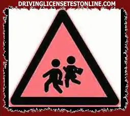 Betydelsen med detta tecken är att varna fordonsförare om att det finns ett skolområde...
