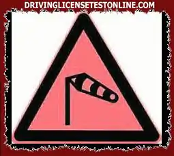 Значението на този знак е да напомни на водача на превозното средство, че има силен страничен вятър.