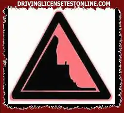 Значението на този знак е да напомни на водача на превозното средство, че има язовирен участък отпред.