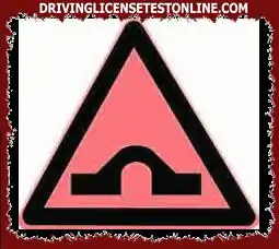 Значението на този знак е да напомни на шофьора на превозното средство, че има път със сериозен мост, който скача напред.