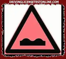 معنى هذه الإشارة هو تذكير السائق بالطريق الوعرة أمام المركبة أو بظاهرة قفز رأس الجسر