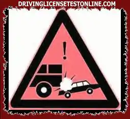Значението на този знак е да информира, че има задръстен път напред, обърнете внимание да намалите скоростта.