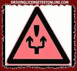 Znaczenie tego znaku to zapowiedź budowy dróg, a pojazdy jeżdżą.