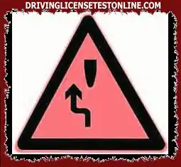 Այս նշանի իմաստն է հայտարարել, որ առջևում խոչընդոտ կա, և որ մեքենան պտտվում է ձախ կողմում: