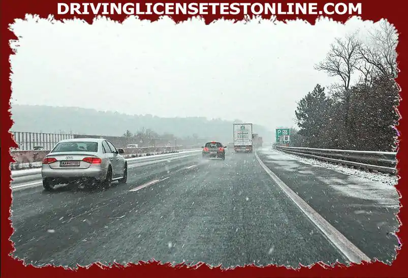您正在驾驶多车道机动车辆 . 如果在您驾驶时突然开始下雪，您会怎么做 ?