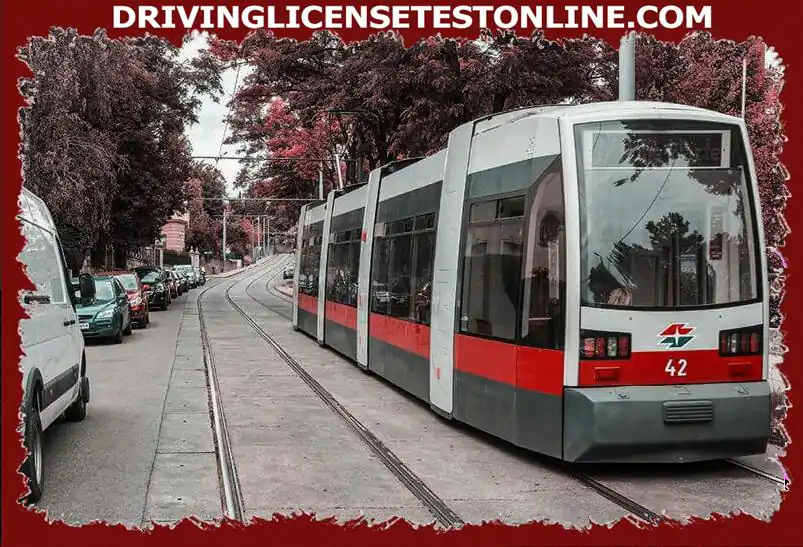 Tramm sõidab umbes 20 km / h kiirusega . Kas siin lubatakse trammist mööduda ?