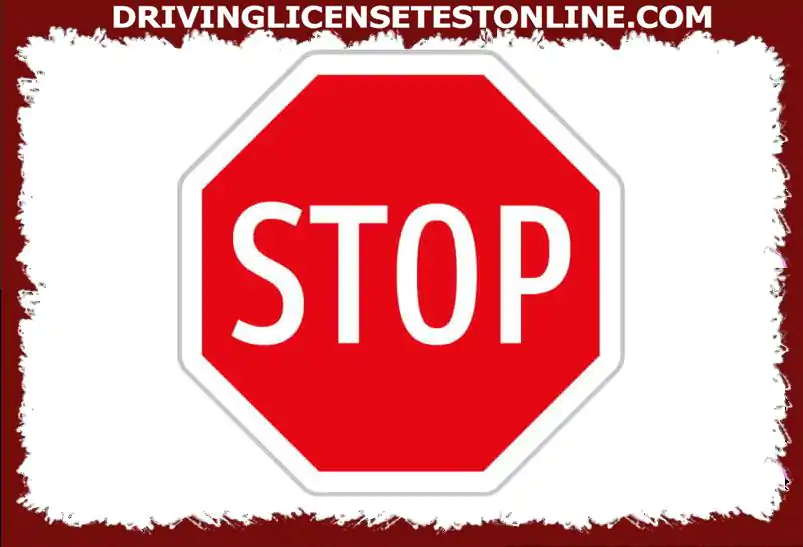Olet lähestymässä risteystä stop-merkillä . Kuinka käyttäydyt ?