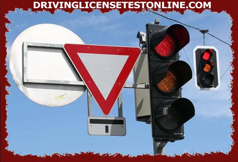 Kaj pomeni ta signal semaforja ?