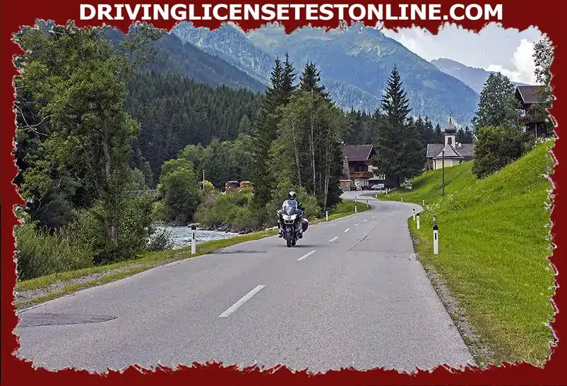 Вие карате мотоциклета си по този открит път с около 100 км / ч и се приближавате до местна зона . Как ще се държите ?