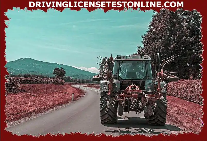 Sõidate oma mootorrattaga . Traktor on pikka aega sõitnud sisselülitatud näidikutega ja aeglustub . Kuidas käitute ?