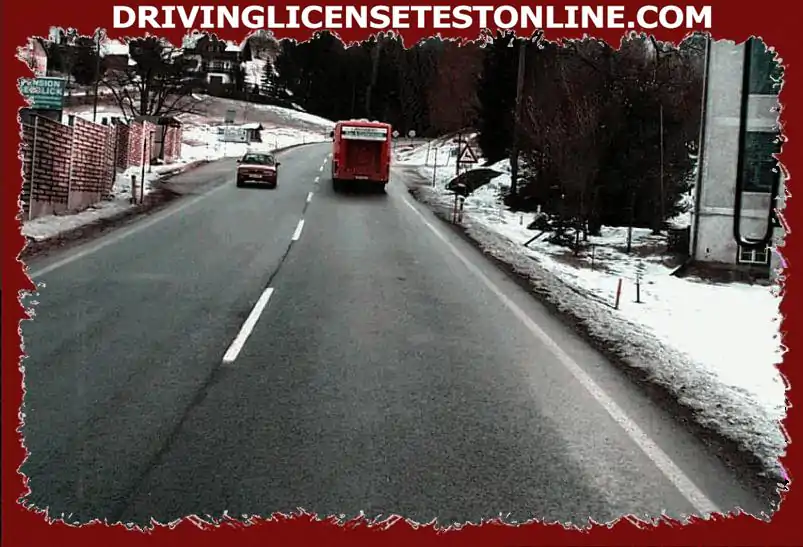 Está conduciendo su camión en una carretera abierta . ¿Qué distancia mantiene del autobús ?