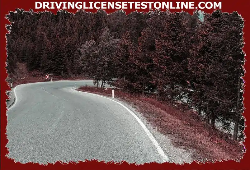 Conduce su motocicleta en esta carretera abierta a unos 50 km / hy se acerca a esta curva...