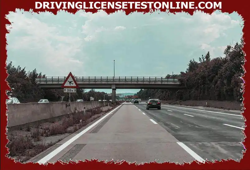 What are the minimum requirements on the autobahn to be able to overtake in third lane ?