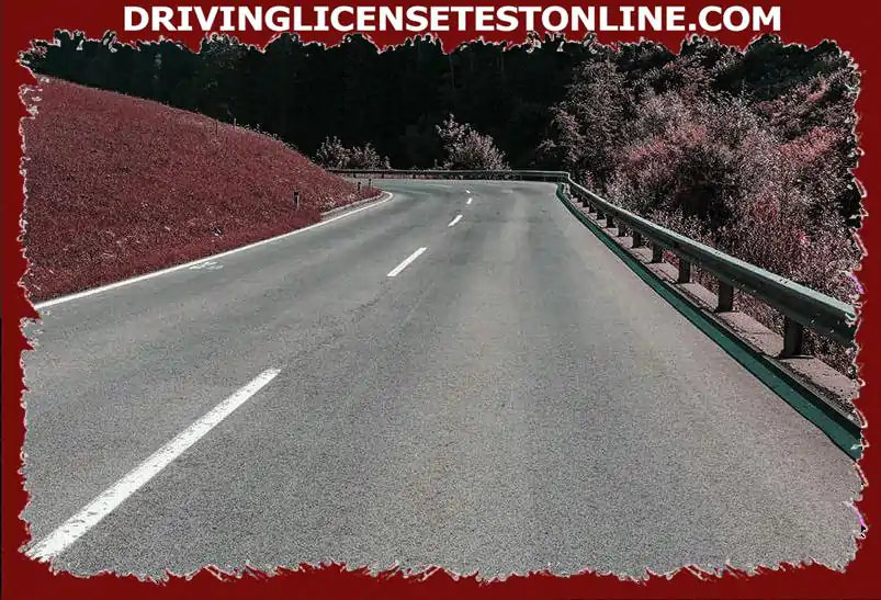 Conduces tu motocicleta y notas barandillas con postes de montaje de bordes afilados en el borde de la carretera . ¿Cómo te comportas ?