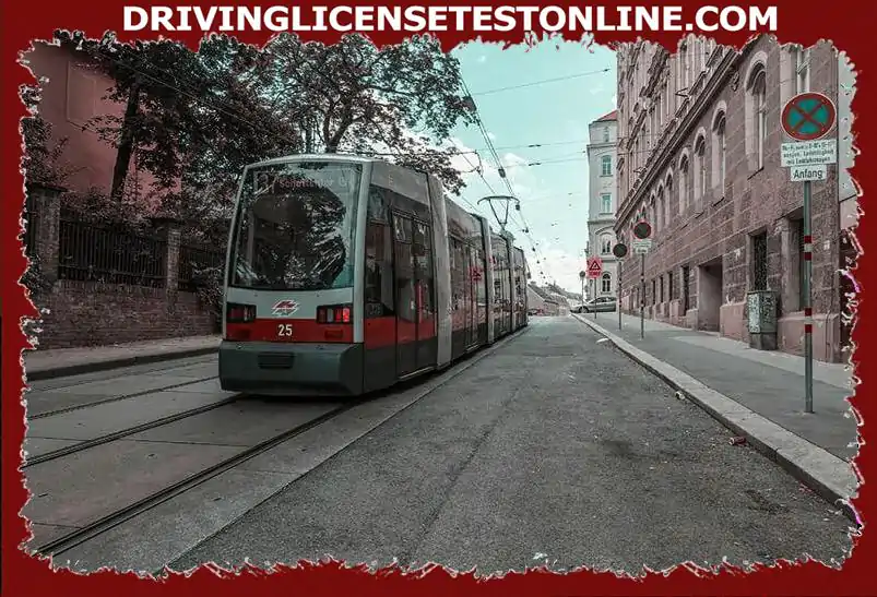 De tram rijdt rond de 30 km/u en knippert naar rechts . Hoe ga je je hier gedragen ?