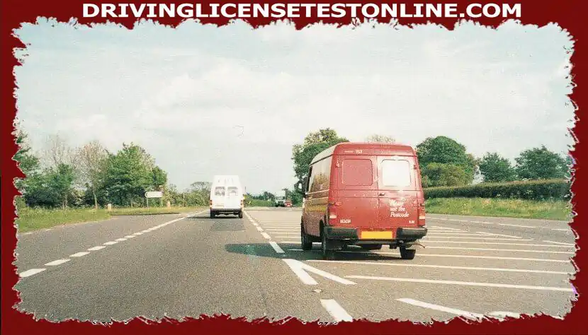 Conduïu per aquesta carretera . La furgoneta vermella es talla davant vostre . Què heu de fer ??