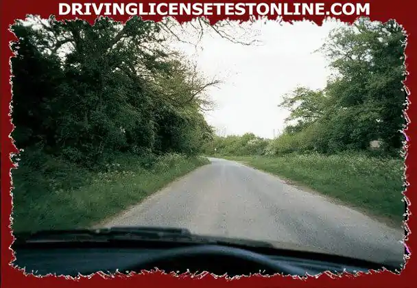 Anda mengemudi menuju tikungan kiri ini. Bahaya apa yang harus Anda waspadai?