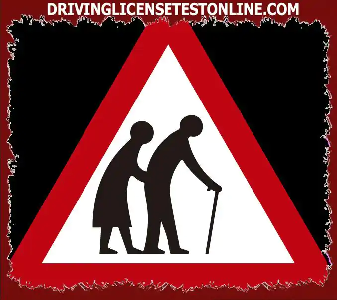 איזו פעולה היית נוקט כאשר קשישים עוברים את הכביש ?