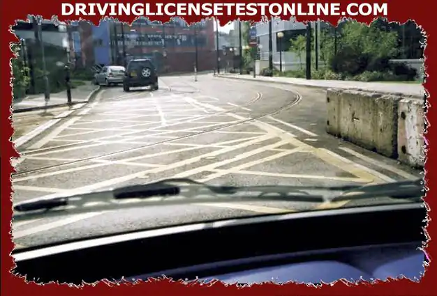 Kaj je razlog za rumene križne črte, narisane na cesti tukaj ?