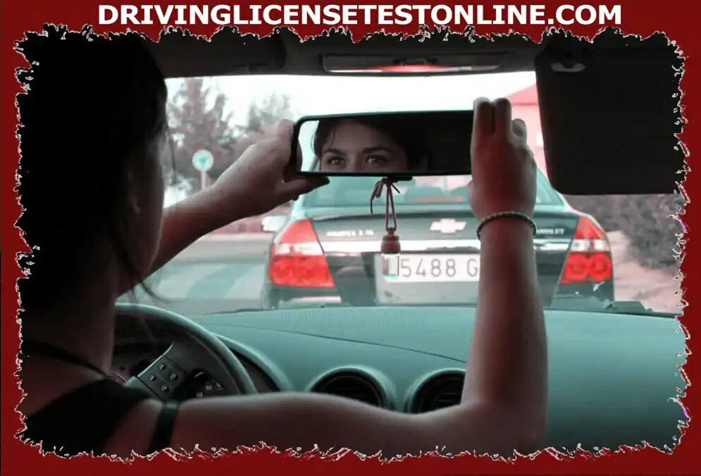 Ir pareizi noregulēt iekšējo atpakaļskata spoguli, braucot automašīnai ?