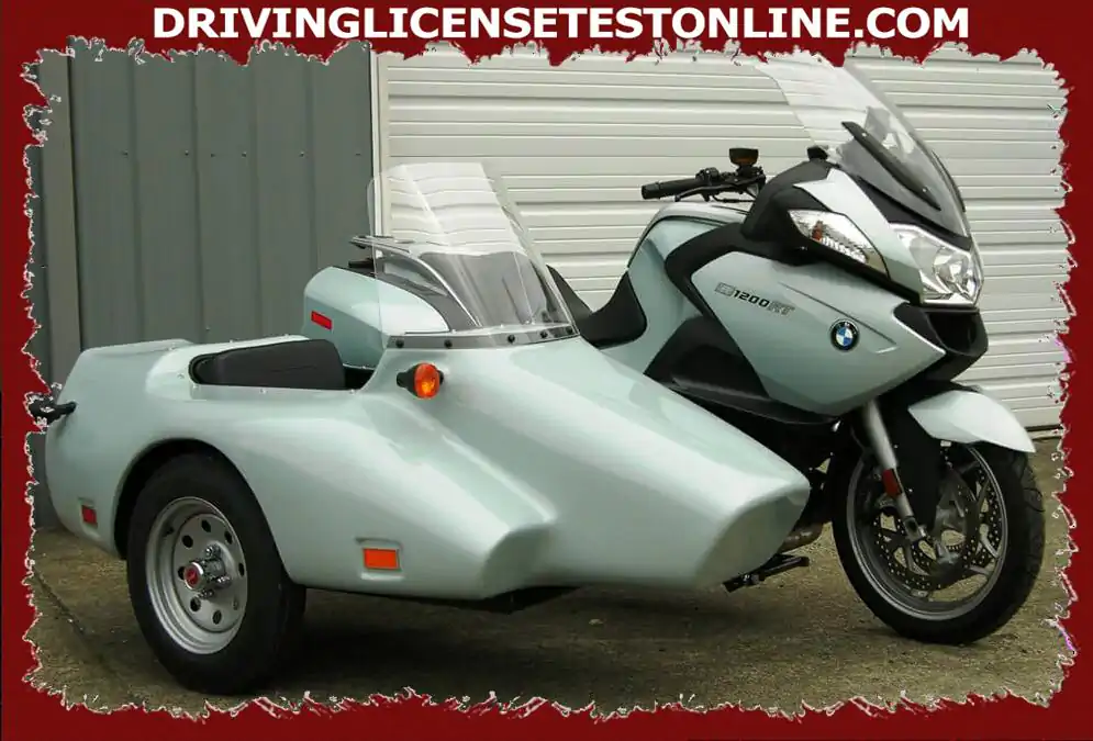 Avec le permis classe A1, vous pourrez conduire cette moto d'une cylindrée de 125 cml et d'une puissance de 11 kW