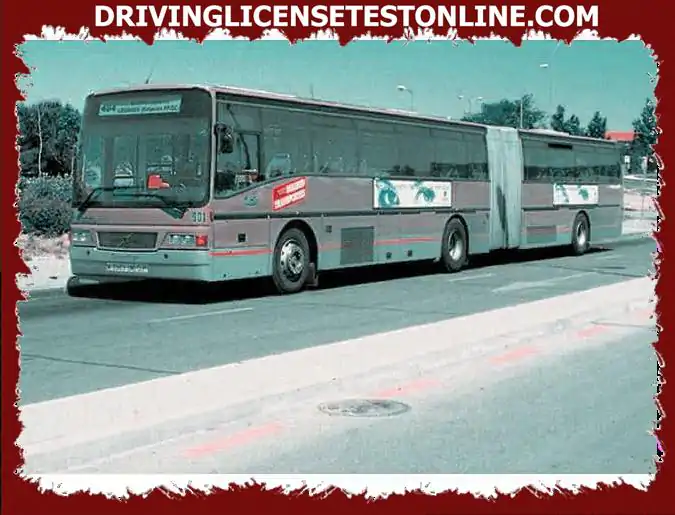 Vezessen egy 18 méter hosszú csuklós buszt egy hagyományos úton, egy sávonként...