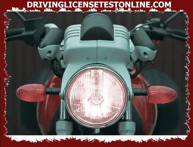 Si tu motocicleta tiene luces altas instaladas, debes usarlas en carreteras ?