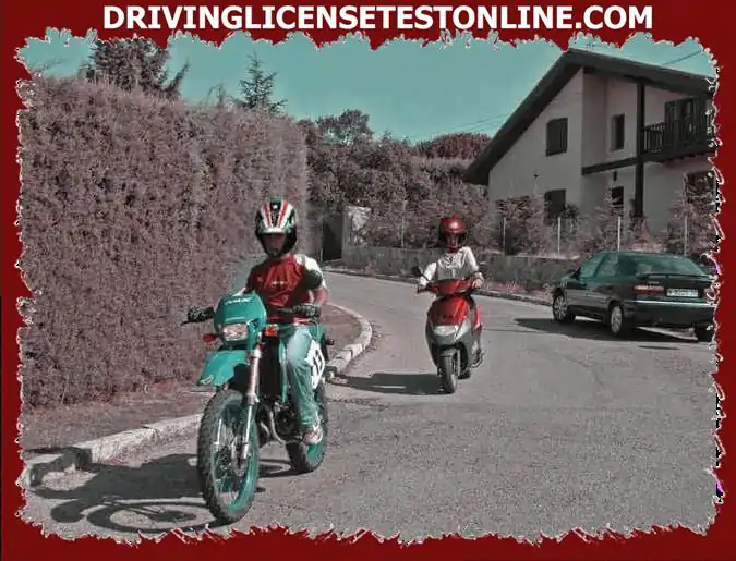 Ak spolu cestuje niekoľko vodičov mopedov, budú v najlepšom prípade obiehať . . .