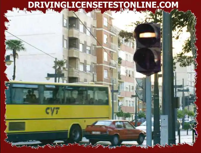 Ak idete autobusom v pruhu BUS-TAXI a narazíte na semafor pozostávajúci z vodorovného...