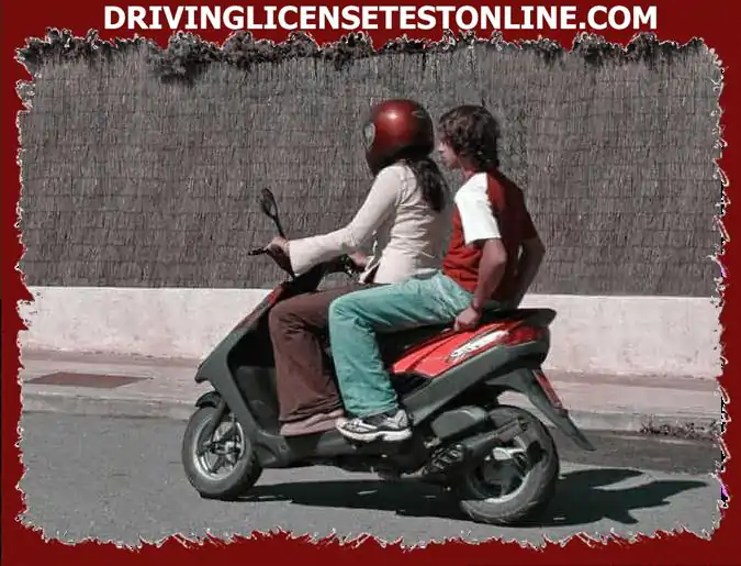 이 오토바이를 타고 여행하는 승객은 헬멧을 착용해야 합니다 ?
