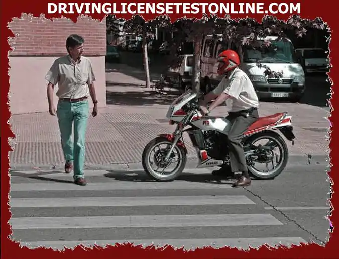 Aby przepuścić pieszego na zdjęciu, kierowca motoroweru zatrzymał się na przejściu...