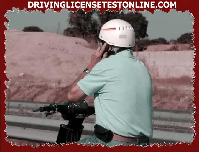 Η χρήση του κινητού τηλεφώνου δεν είναι επικίνδυνη για οδήγηση όταν . . .
