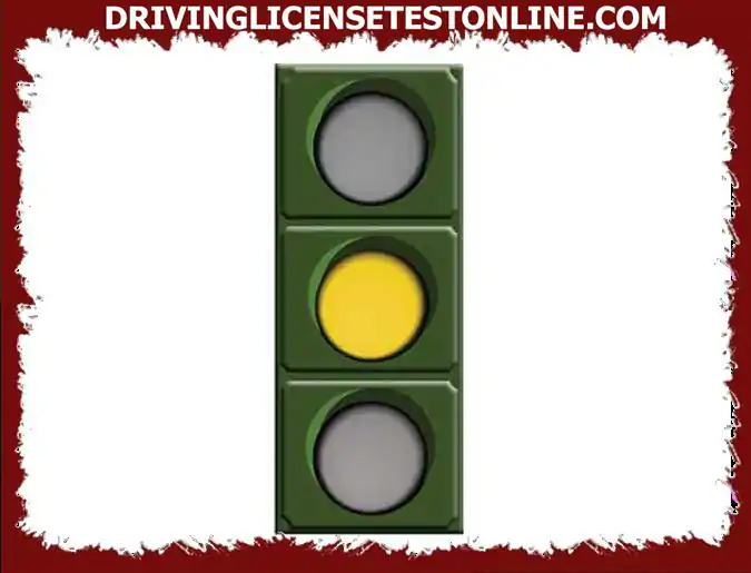 Det fasta gula ljuset i ett cirkulärt trafikljus . . .