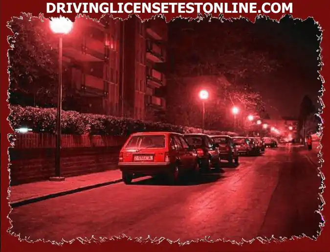 's Nachts is het toegestaan ​​om op een stedelijke weg te rijden met het grootlicht aan ?