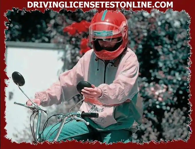 While driving, it is correct to adjust the rear view mirror installed on your moped ?