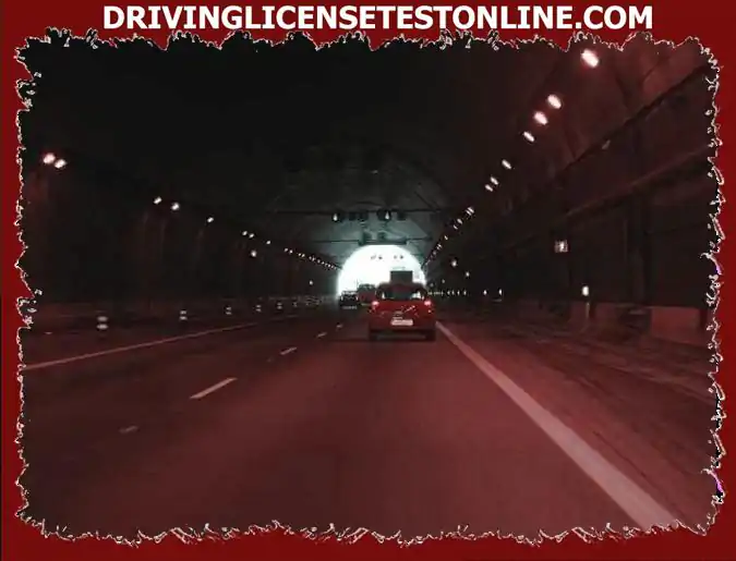 Tunnelissa ajaa ajoneuvon takana, jota et halua ohittaa . Mikä vähimmäisturvaetäisyys jätät ?