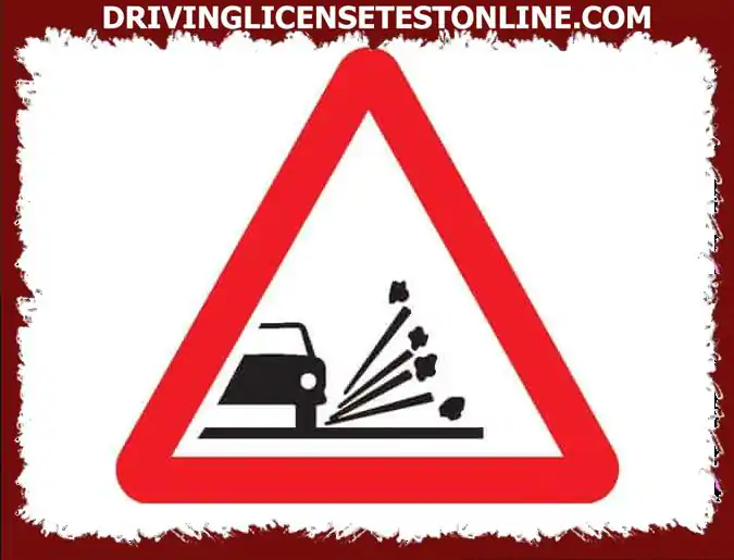 Овај знак указује на опасност због близине дела пута са . . .