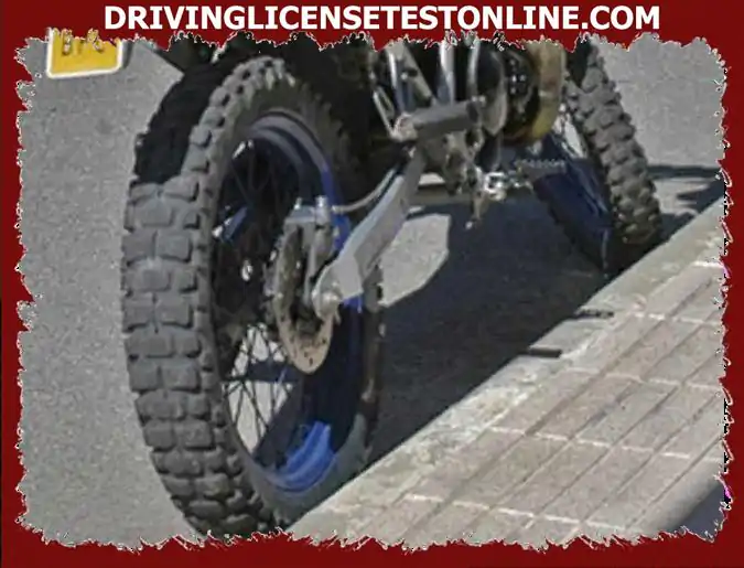Si la banda de rodadura del neumático de tu motocicleta se desgasta debido al uso, debes reemplazarla ?