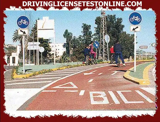 O motorista de uma motocicleta pode entrar na estrada na fotografia ?