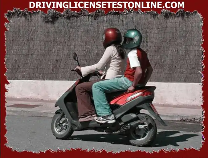 Aby bylo možné přepravovat cestujícího na mopedu, je nezbytné, aby byly tyto...