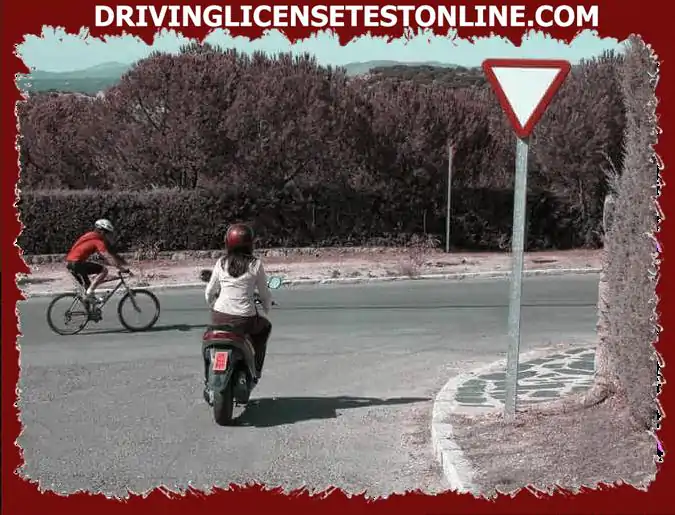 Водитель мопеда должен уступить дорогу велосипедисту, изображенному на фотографии ?