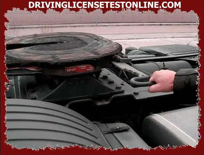 Ako vodič kĺbového vozidla, kedy skontrolovať záves a bezpečnostný zámok zostavy ?