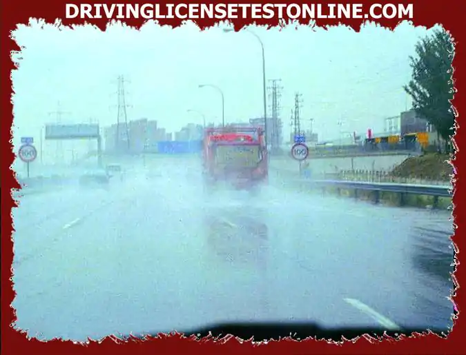 För att minska de farliga effekterna av regn på körning behöver du :