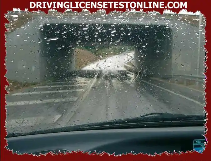 Aby zmniejszyć wpływ deszczu na jazdę, konieczne jest :