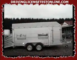 A altura máxima com a qual um trailer não leve pode se mover com sua carga é . . .