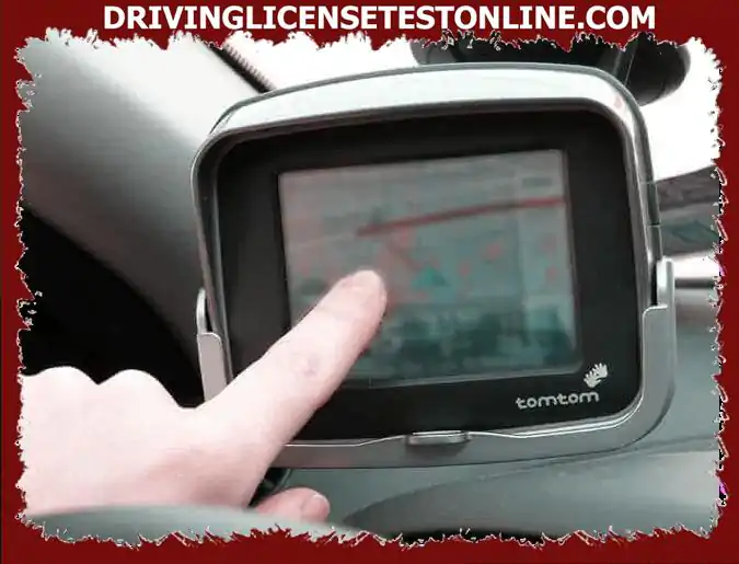 Amikor a sofőr a GPS navigátorral manipulál vezetés közben . . .
