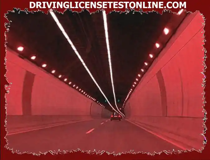 Какое освещение следует включить для оптимальной видимости, если вы едете по хорошо освещенному туннелю ?