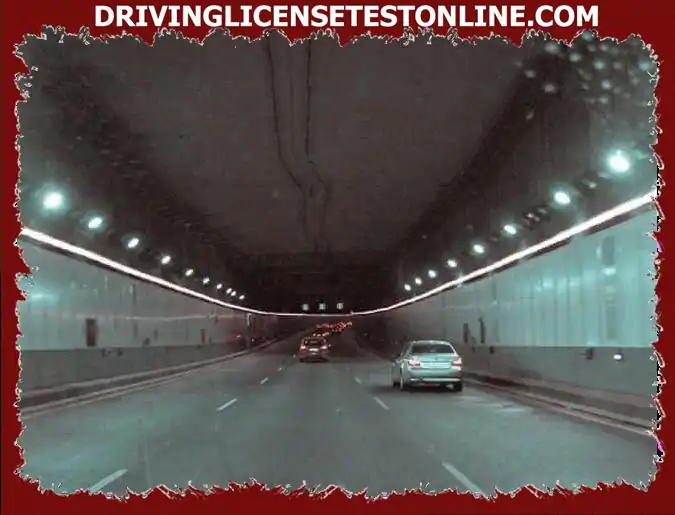 Om du kör genom en tunnel med ett fordon med en totalvikt som är större än 3 . 500 kg och du inte tänker passera, vilket generellt regel ska du hålla ?