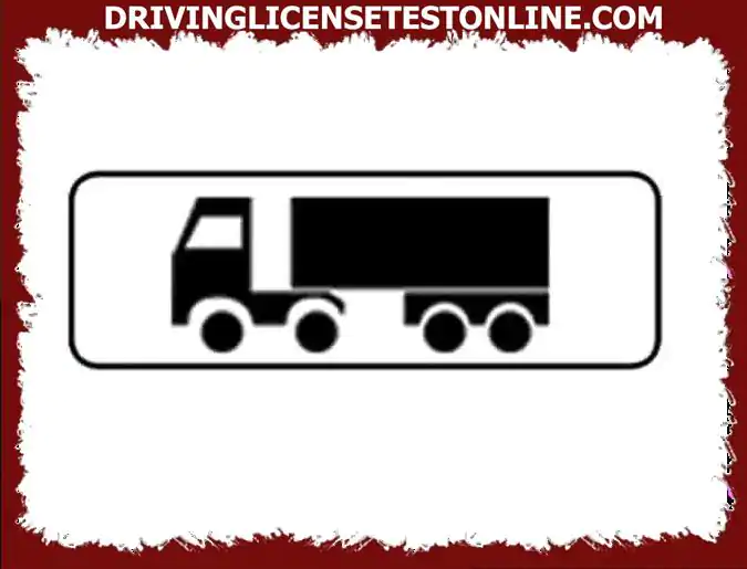 Cuando conduces el camión, ves un cartel y la parte inferior de la placa que aparece en la imagen. Te afecta el signo ?