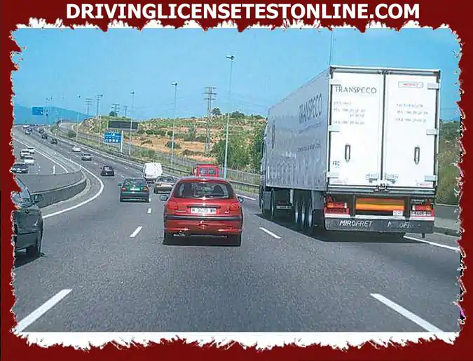 Εάν οδηγείτε ένα φορτηγό 5 . 000 kg . M . M . σε υπεραστικό αυτοκινητόδρομο, θεωρείται ασυνήθιστα αργή ταχύτητα εάν οδηγεί λιγότερο από . . .